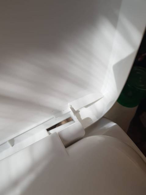 Hàng giao bị vỡ chốt cài nắp, chưa sử dụng đã hỏng