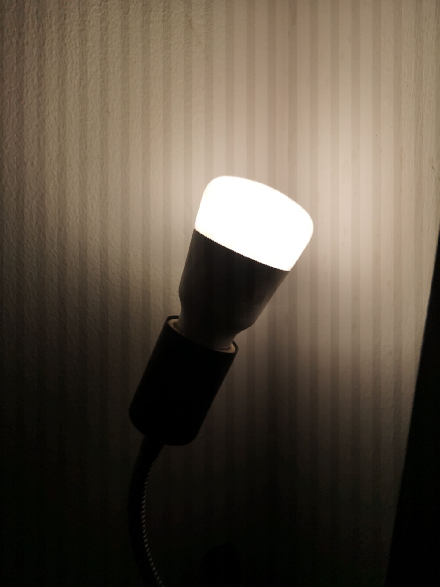 chất lượng đèn tốt, đóng gói cẩn thận, app dễ cài đặt và sử dụng