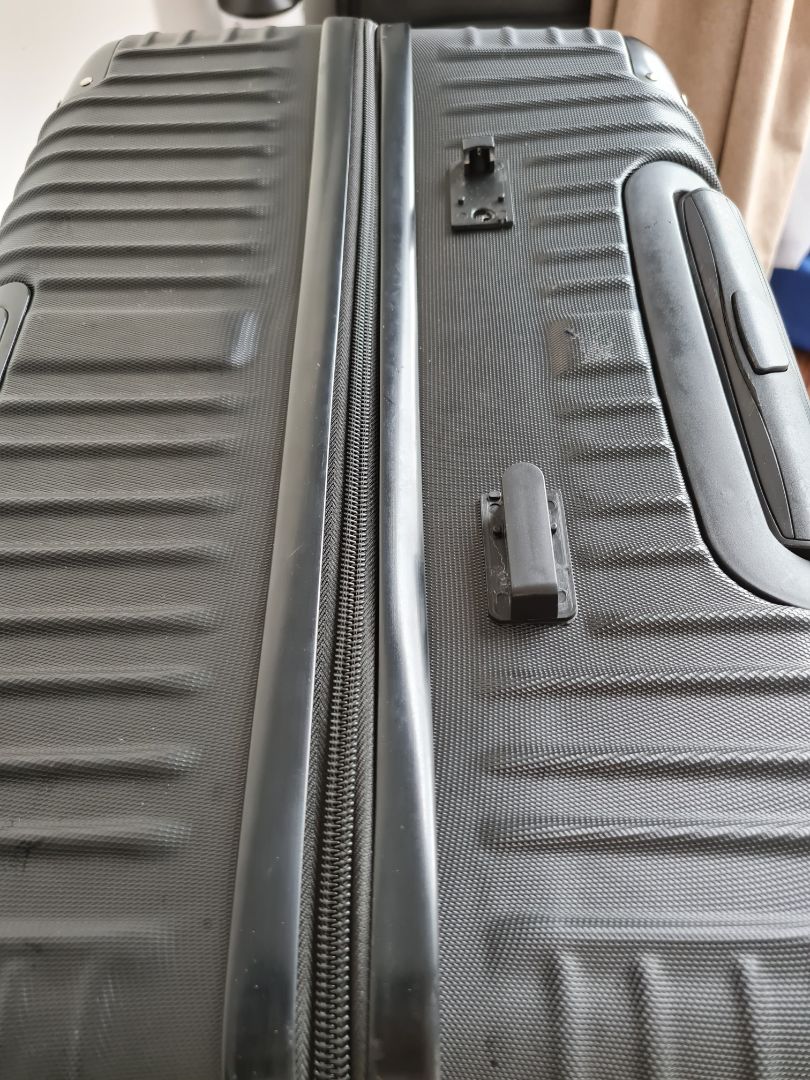 Khoá kéo bên trong khá tệ, mình đi du lịch để đồ cỡ 20kg là khá ít so với size 28 nhưng khi bay xong thì về mở ra thấy khoá kéo ngăn quần áo đã bung hết làm rơi đồ ra ngoài. Ngoài ra tay nắm mới đi được 3 chuyến đã bung luôn.