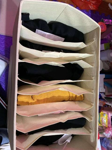 Hàng giao nhanh, đầy đủ. Hộp đựng bằng bìa nên có mùi bìa thôi chứ không quá hôi, hộp khá chắc chắn. Sản phẩm lần trước mình mua mã khác thì ko có nắp, mã lần này có nắp màng nilon chống bụi luôn - nhìn cũng đẹp

có điều vải mà có thể giặt đươc thì cho điểm 10, vải này chỉ có thể lấy khăn lau sơ sơ thôi ạ!