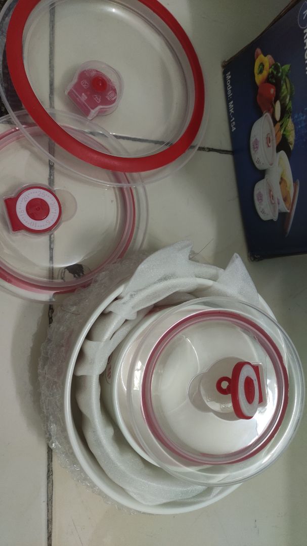 1 trong 3 cái nấp bị gãy, shop đổi lại cho mình nhé (hình chụp kèm, gãy 1 đường theo dấu mũi tên)