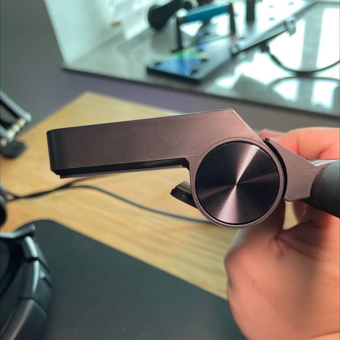 Quá thất vọng, bán hàng không giống hình chụp. Bộ kẹp không giống hình chụp, không kẹp được vào màn hình Dell. Nút thì cảm ứng chứ không phải nút vặn như hình, mình chọn mua cái này vì nó là nút vặn chứ nút cảm ứng thì đã không mua rồi.