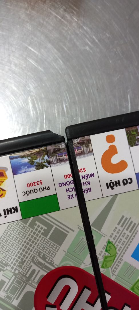 hàng giao hơi lâu dù ở tphcm, mặt bàn cờ sứt mẻ nhiều chỗ có lẽ do vận chuyển dù đc gói khá kỹ. tiền trong bộ cờ thì cho thiếu so với liệt kê trong sách hướng dẫn đi kèm, chỉ có mệnh giá 500 và 200, k có tiền 1*** k biết sao chơi luôn. màu sắc chữ nghĩa in thì rõ nét.