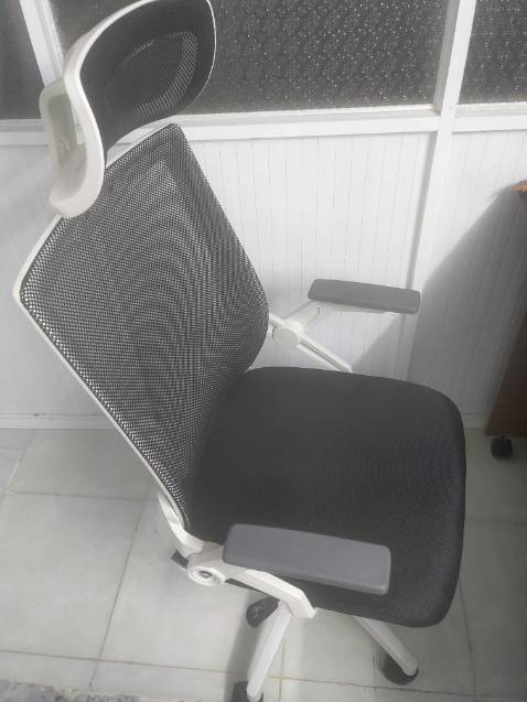 Ghế ngồi êm, khá chắc chắn, dễ lắp ráp nhưng không ngã ra phía sau được