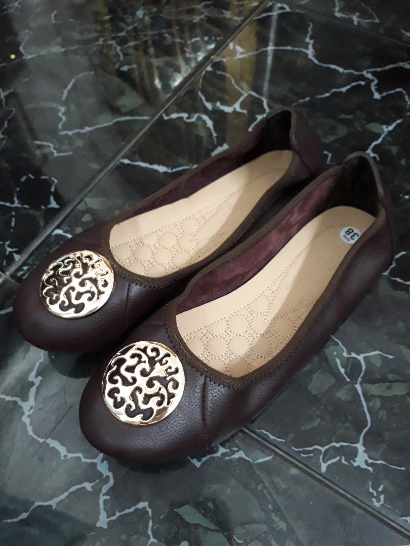 Giày mang vào vô cùng nhẹ và êm chân, tuy ko bóng bẩy như trong hình quảng cáo nhưng với giá đã sale và chất lượng như vậy thì quá ok, mình mua tặng mẹ mẹ rất hài lòng (hiếm khi mình mua cái gì mẹ mình hài lòng đến vậy). Chắc sẽ ko cần xài tới thẻ bảo hành đâu hihi.