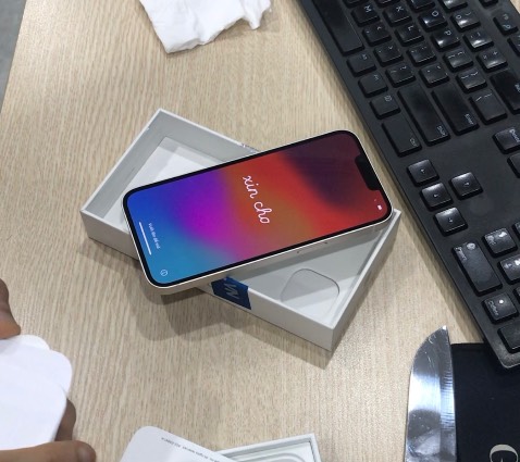 Máy VN/A chính hãng Việt Nam. Trộm vía tỉ tỉ lần là đến giờ vẫn ngon, chưa lỗi lầm gì. 
Đã bao lần mua điện thoại, laptop trên Tiki Trading rồi khá yên tâm, lần này cũng không phải ngoại lệ. 
Máy rất mượt nha, với tác vụ hàng ngày thì không hề thua kém các đời máy mới hơn đâu. Nhỏ gọn nên cầm nắm rất thoải mái. Iphone tầm này chắc phải được hỗ trợ 3-4 năm nữa