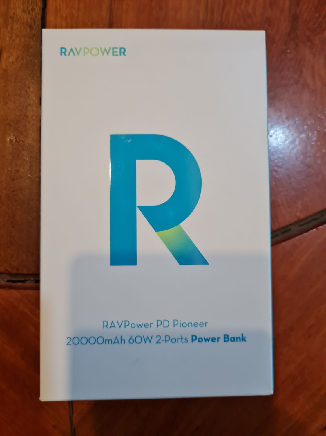 Sau khi nhận được sản phẩm và dùng được 3 ngày thì mình xin đưa ra đánh giá sản phẩm theo cảm nhận của mình 
Thứ 1 : sản phẩm sạc nhanh đúng như quảng cáo của hãng , sạc cho iphone được tận 22w quá dữ
Thứ 2 : sản phẩm có dung lượng là 20.000mAh nhưng dùng thực tế thì dung lượng chỉ đạt được 15.550mAh thôi , mình có lên trên mạng tìm hiểu cách tính dung lượng thật của pin thì theo phép tính của trên mạng là : 20.000 x 3,7 : 5 = dung lượng thật của pin , nếu cách tính như trên là đúng thì pin cũng ok đúng dung lượng , cảm nhận của mình thì pin cũng ok