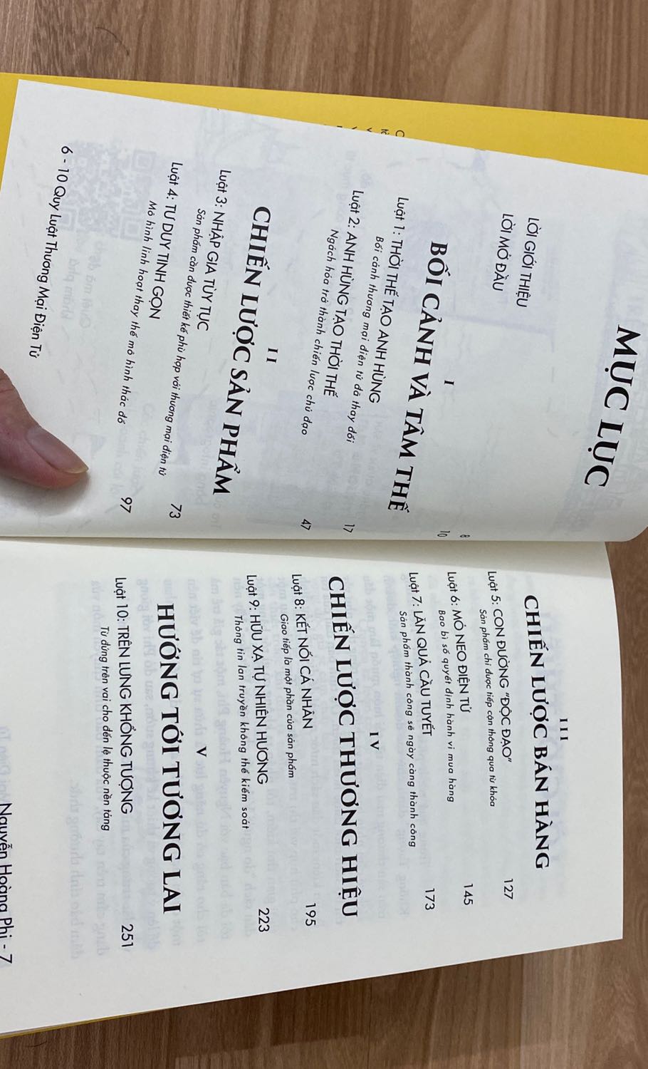 Mình đặt ngay khi anh Phong có bài post trên face, sách đến tay rất tốc độ. Khác với quyển đầu tiên cho độc giả những cái nhìn cơ bản nhất về TMĐT thì cuốn này phác hoạ theo lối kể chuyện 10 quy luật quan trọng trong bước chuyển từ thương mại truyền thống lên thương mại số, rất thích hợp để hoạch định chiến lược kinh doanh cốt lõi. Cảm ơn tác giả rất nhiều, chúc ê kíp của bộ sách giàu sức khoẻ.