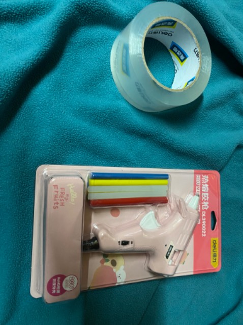 Giao nhanh và đúng hàng. Đóng gói tốt. Màu súng bắn keo xinh xỉu luôn. 
Mình dùng được tầm 1 tháng rồi. Súng nóng nhanh. Chờ làm nóng tầm 1 phút là dùng được rồi. Rất tiện lợi để sửa đồ. Một trong những món ưng nhất đã mua.