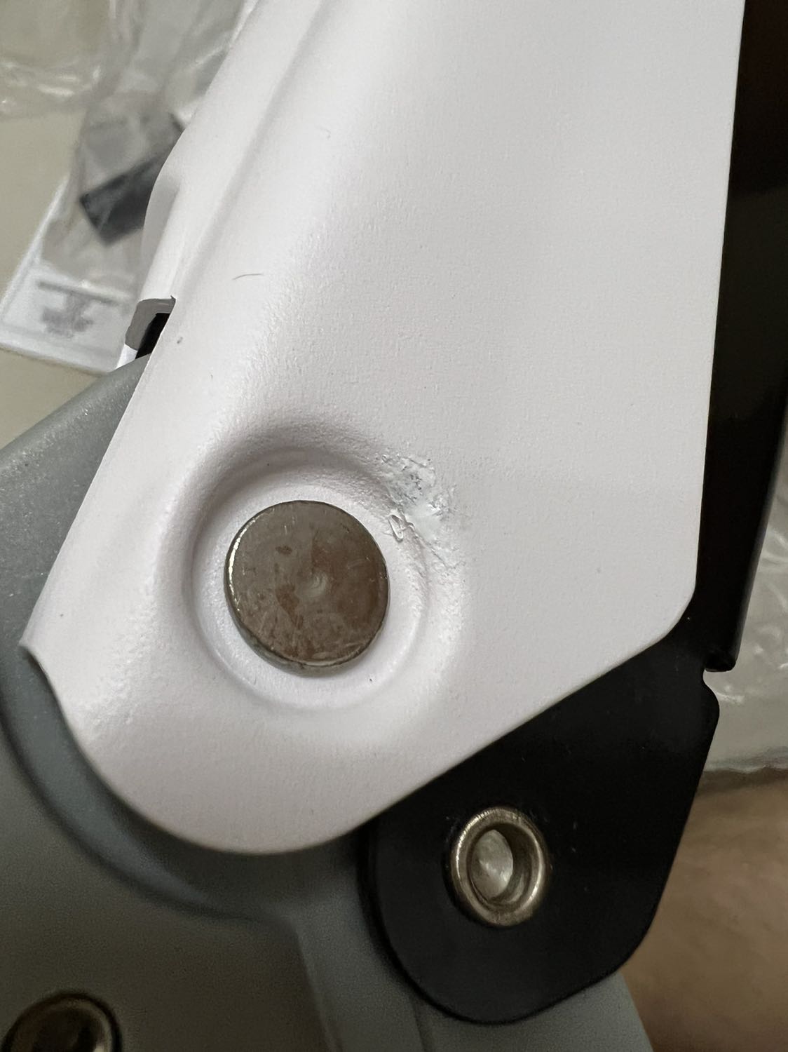 Sản phẩm tốt, treo màn 24 inch cực kì chắc chắn không rung lắc, mầu trắng sang. Tuy nhiên shop giao hàng còn hơi lỗi tí sơn, nhưng không sao, dùng thích quá