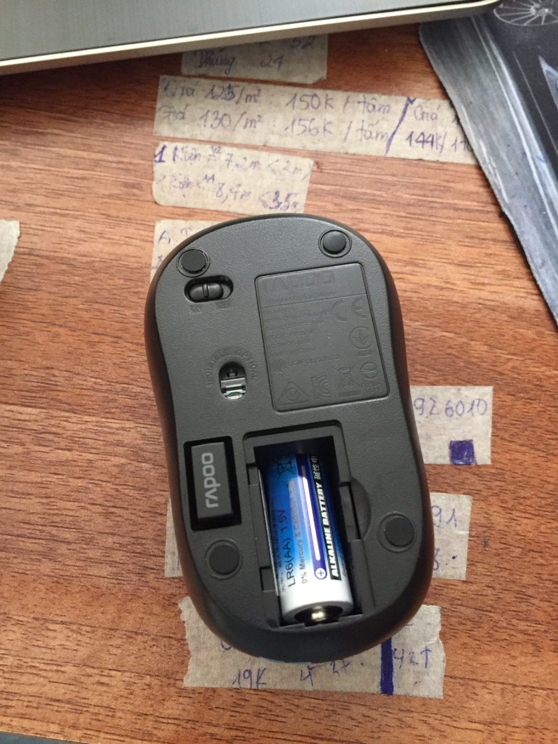 Thất vọng với tiki, mua thẻ nhớ+chuột tự động gộp lại thành 1 đơn, sau 4 ngày, hôm sau tới ngày phát mới gửi thông báo tách đơn, tại sao tách đơn không báo ngay từ trước làm mình lỡ việc mà sau 4 ngày tới lúc chuẩn bị nhận hàng mới báo tách đơn... đến khi nhận chuột về thì chuột lỗi hỏng, pin lắp rất lỏng không lên... đã cố tình chọn tikitrading để yên tâm nhưng thế này thì cũng nản thật, thế này thì sao dám nhận thẻ nhớ về đây