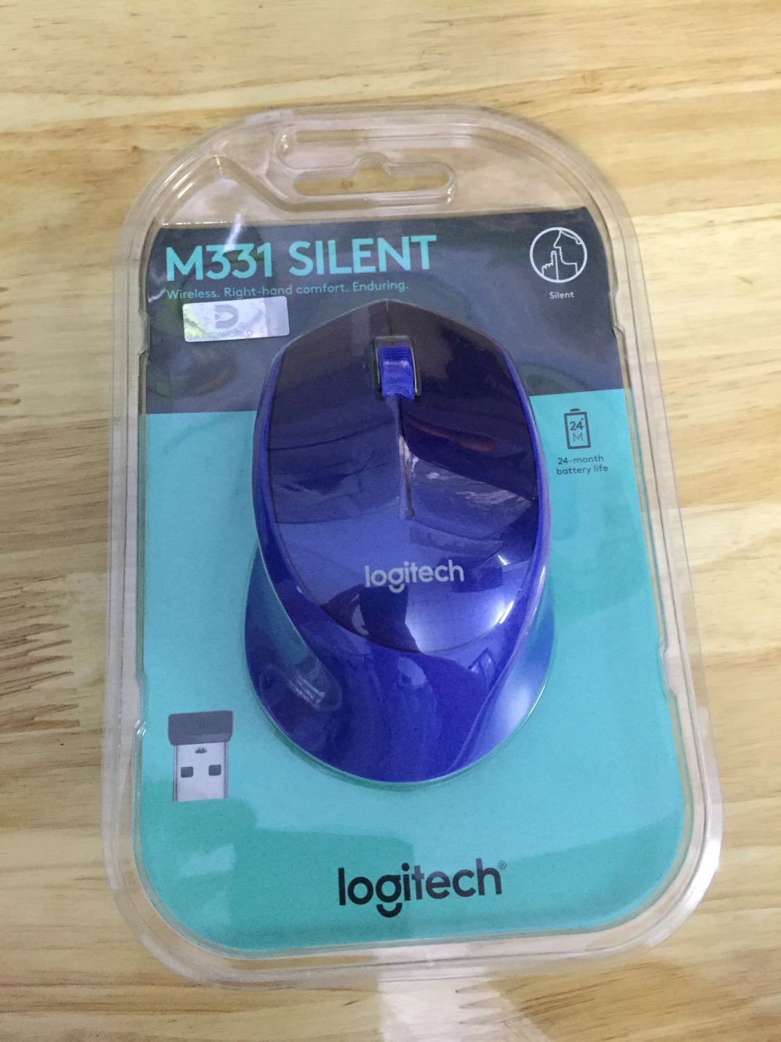 Thấy các bạn chê nhiều chứ mình thì thấy mọi thứ ok
- Hàng nguyên seal, chưa bóc hộp
- số seri trên hộp khác với trên chuột là bình thường, vì nguyên seal thì ko tráo đổi
- đế cao su có hơi dính sẵn là bình thường vì rõ ràng là chuột mới thì ko thể qua sử dụng như một số bạn trước đó comment
- connect nhanh, mượt, chưa thấy giật lác gì
- kích thước cầm tay vừa vặn, giá cả hợp lý