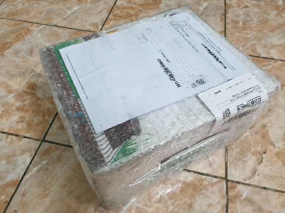 Phải công nhận shop đóng gói khá kỹ, mới nhìn sơ qua tưởng Vinamilk có thùng 6 lốc sữa luôn. Chỉ 1 lốc hơi móp tí xíu. Ngày sản xuất đầu tháng 7.