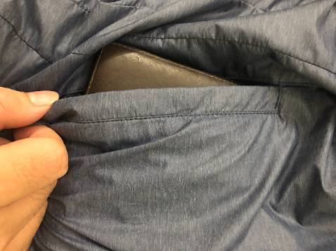 Áo khoác gió nhận được nhanh, giống mô tả. Áo nhẹ, 2 lớp trong ngoài, tuy hơi mỏng nhưng mặc đi ra ngoài khá ấm, giữ nhiệt tốt á. túi 2 bên sâu, có khóa đựng đồ khỏi rơi, nhìn chung cũng tiện, mùa lạnh lạnh mặc thì ấm, còn bình thường mặc đi đường làm áo gió thay cho chống nắng luôn =)). Giá cũng hợp lí