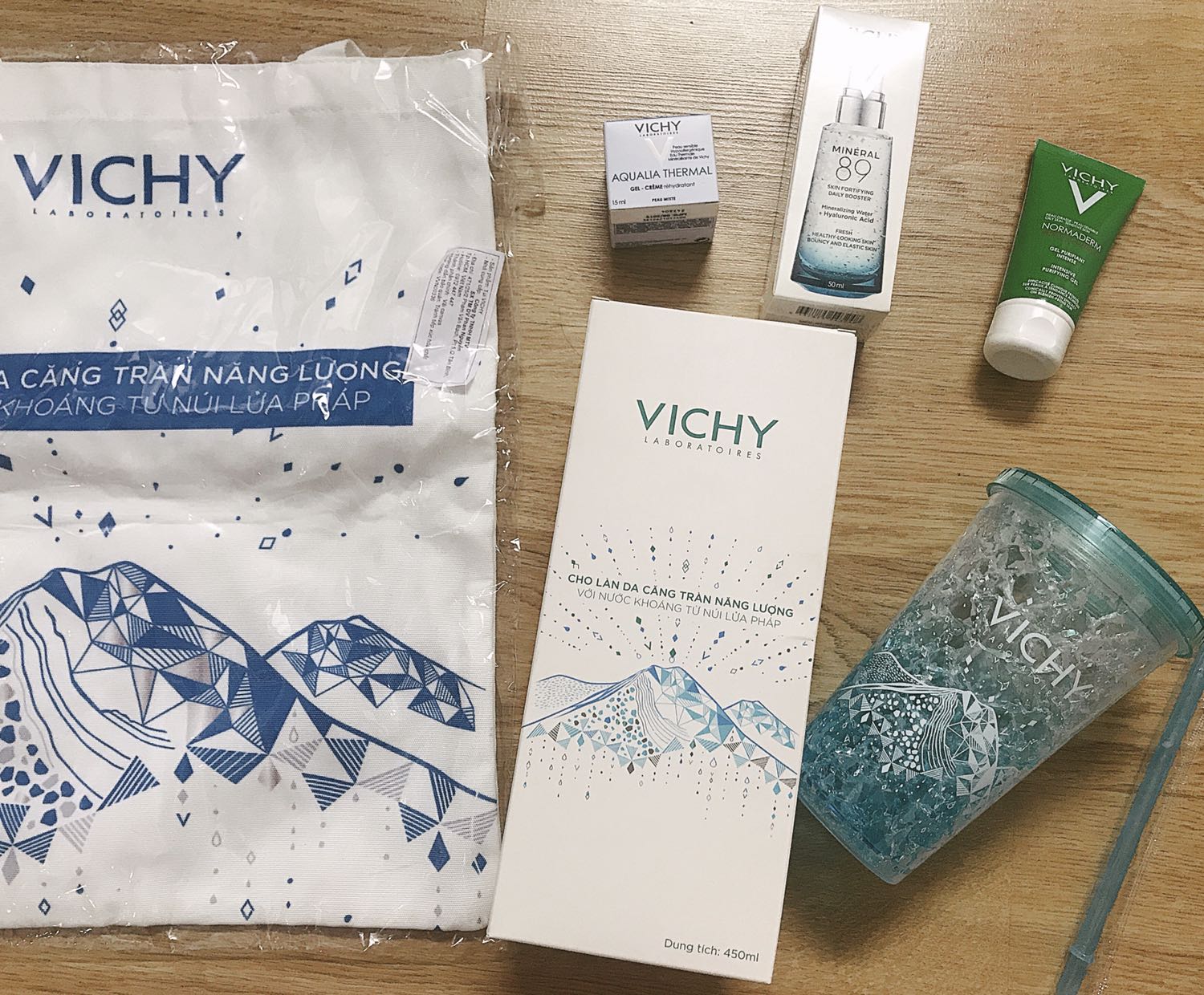 Đây là lọ serum thứ n của mình rồi, mình chỉ tin dùng Vichy cho các bước skin care mỗi ngày. Từ toner, serum, kem dưỡng, mặt nạ ngủ mình sd đều là của Vichy, túi mình được tặng nhiều rồi, hôm nay được tặng kèm ly giữ nhiệt xinh ghê á, nhìn là biết hôm nay mình sẽ có một ngày tươi mát và đầy sức sống rồi. ❤️