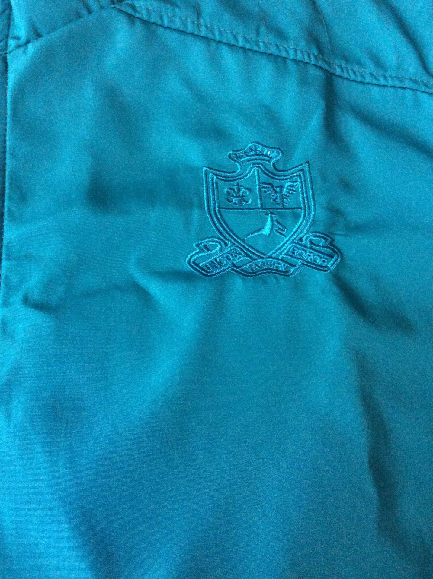 Chất lượng áo đúng như hình và đúng mô ta , áo khoác dù dày 2 lớp mặc vừa vặn , 2 túi khóa dây kéo , đường chỉ may đẹp chắc chắn , Có túi trong sâu , nói chung là hài lòng ! sẽ còn quay lại shop