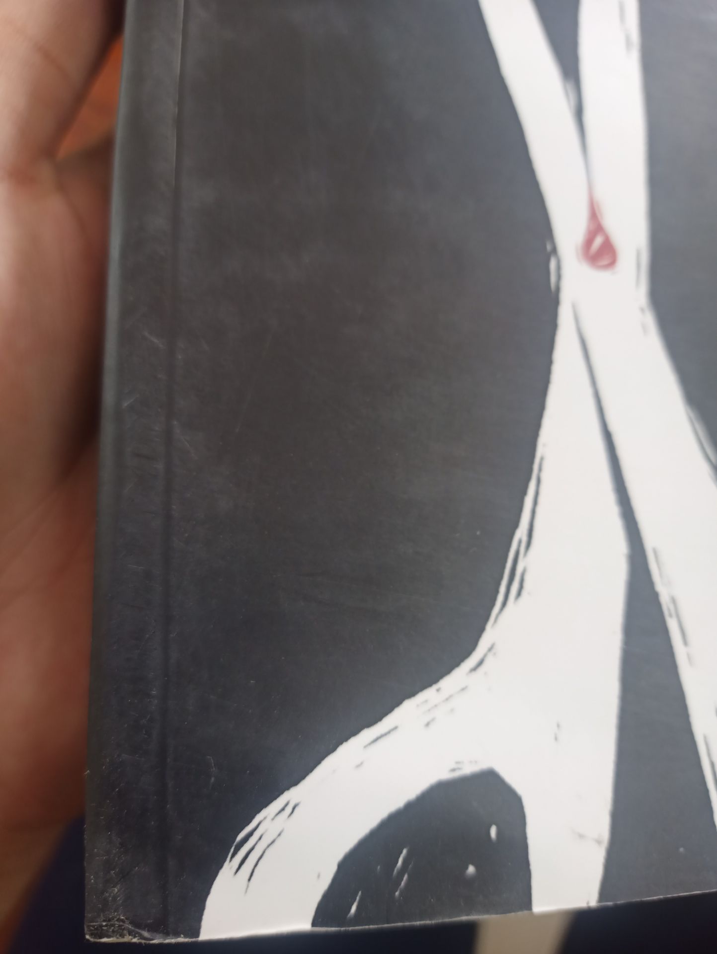 Tôi cảm thấy thất vọng các bạn ạ, sách chắc là được để dưới mặt sàn, lê lết xước xát. Nhiều lần mua kiểu gì cũng phải có cuốn bị quăn queo hay bị xước. Shop như đang bảo rằng k mua bookcare thì ráng mà chịu đi vậy