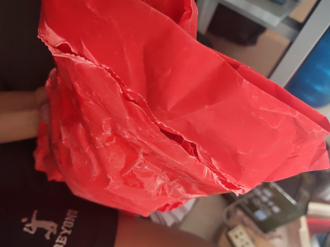 có dấu hiệu bị rạch ra soi hàng bọc keo dính sản phẩm ... mình không hài lòng phần này lắn