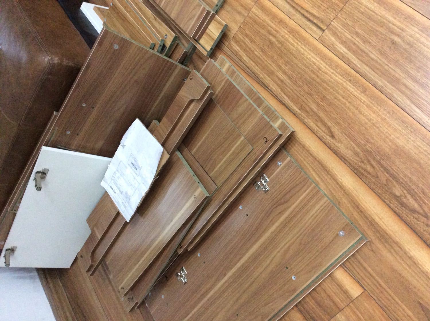 Đơn hàng hẹn giao ngày 16/8 mà mãi đến 20/8 sau 3-4 lần gọi Tiki nhờ hỗ trợ mới giao . Nhận hàng rồi không có hướng dẫn lắp đặt giờ để 1 đống trong nhà không biết làm sao đây . Chán Shop kinh khủng ???