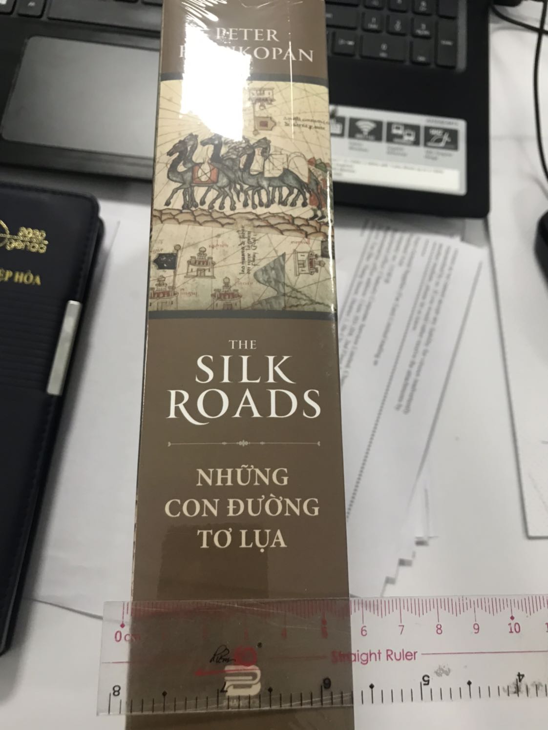 Cực kì hài lòng. Tiki bán. Fahasa đóng gói. Phải nói là rất cẩn thận. Sách nhận về trong tình trạng hoàn hảo. Vì đẹp quá nên mình chưa nỡ bóc ra xem. Mà mình ko hề đăng kí book care. 
Sách hay và đắt tiền nên được chăm sóc kĩ như vậy làm mình thấy khá hài lòng. Cảm ơn Fahasa. Cảm ơn Tiki.