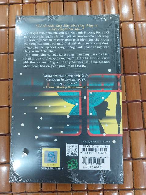 Mua được trong đợt sale giảm 40% quá hài lòng luôn. Sách giao siêu nhanh (Đặt lúc 1h30 sáng mà 11h30 trưa sách đã về rôi). Sách bọc cẩn thận, hàng xịn, chất lượng cao. Còn về nội dung thì thuộc hàng tuyệt phẩm trong những cuốn tiểu thuyết trinh thám. Bạn nào còn phân vân thì xem phim trước rồi hãy chuẩn bị tiền đặt mua luôn nhé.