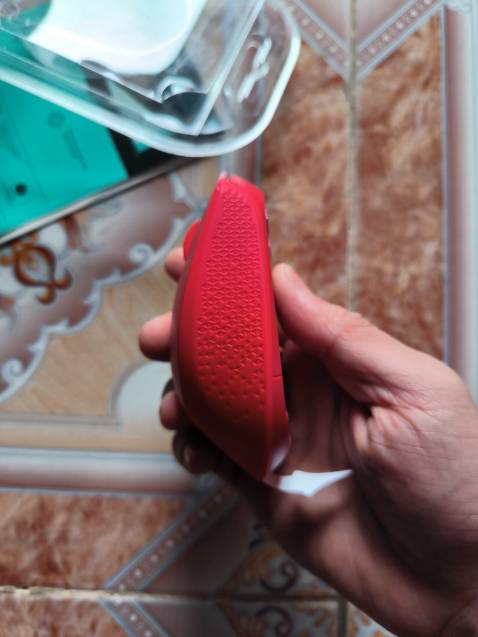 Cảm giác cầm chắc chắn, nút bấm êm. Hình dạng chuột không đối xứng nên cảm giác ban đầu khá lạ tay, dùng 1 lúc rồi cũng quen. Độ bền thì qua thời gian sẽ quay lại đây đánh giá!