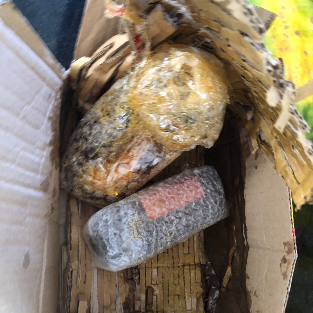 Gửi hàng vỡ hết, yêu cầu đền bù, thật sự phát điên mình quay lại clip mở hàng nhưng chỉ gửi đươc ảnh,