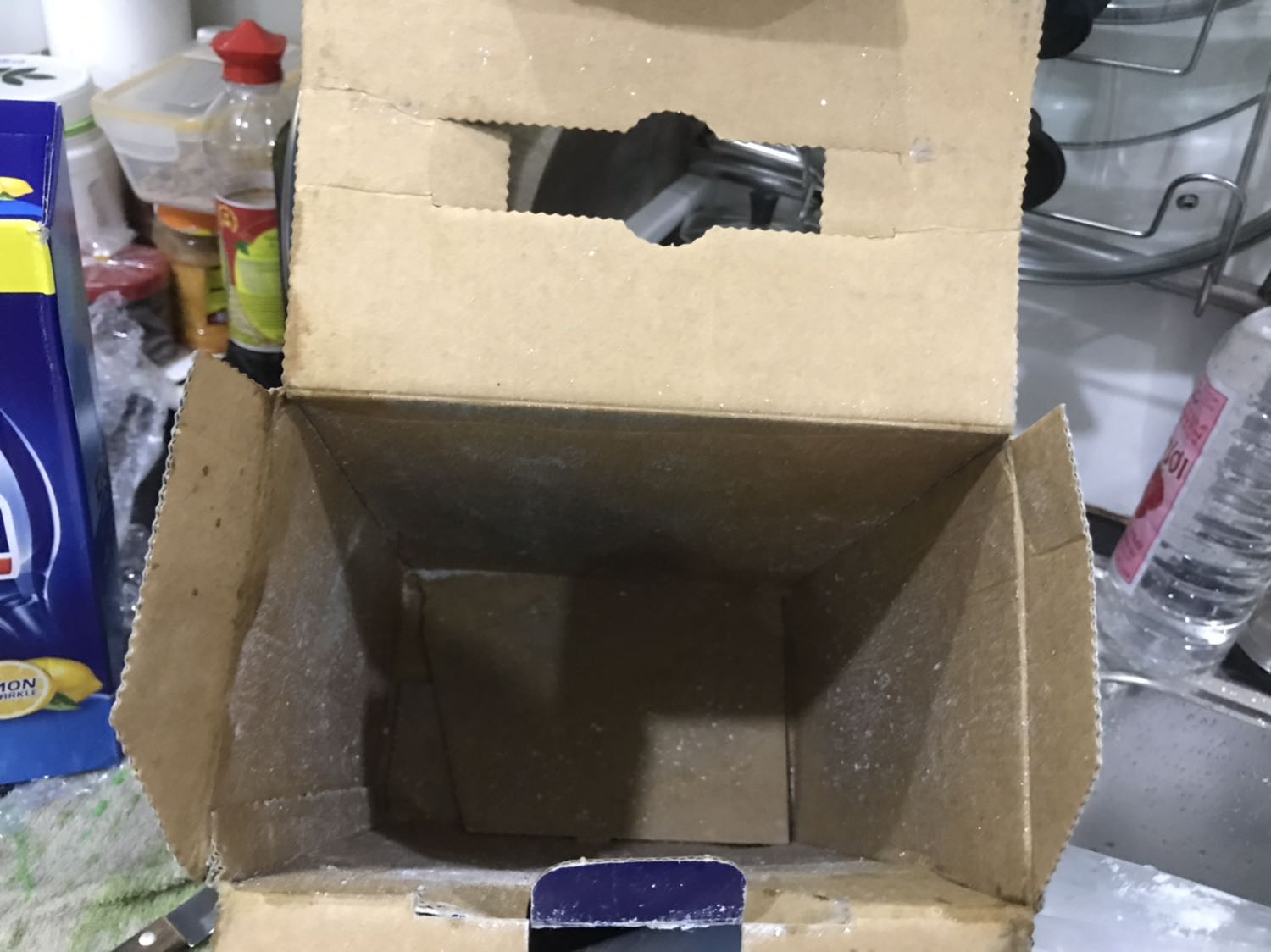 Mua 1 hộp viên, 1 hộp bột 4.5kg. 
Hộp viên mới, nguyên vẹn, không tìm thấy hạn sử dụng nên ko biết làm sao xem hạn sử dụng, ko biết cứ xài ko có hạn vậy được ko, có gì ko tốt cho sức khỏe, cho máy rửa bát ko.
1 hộp bột 4.5kg thì thất vọng quá. Đóng gói kỹ nhưng hộp trầy xước, mất thông tin, ko thấy date. Lôi bịch bột ra thì nhãn trên bịch nhoà mực, bịch đầy bụi bẩn, giống như cũ lắm, bột trong bịch thì trắng nhưng mùi khó chịu, tiki có đổi được ko