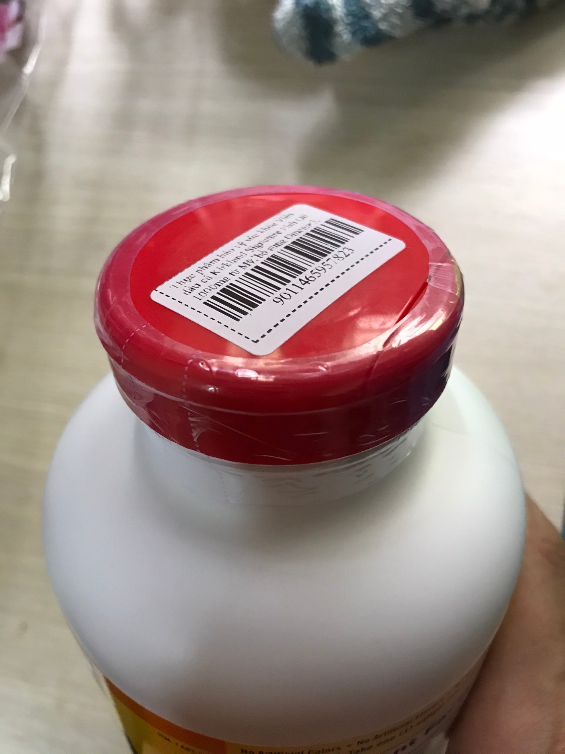 Giao hàng nhanh nhưng không hiểu sao thùng hàng lúc giao lại mở toang, không hề được dán lại, hình mình chụp là nguyên xi cái thùng lúc mình nhận luôn, nắp thùng ko gập xuống luôn mà, sản phẩm có hạn sử dụng còn dài, có tem phụ nhưng được in khá nhòe và mờ, không có tem của bộ công an nên cũng chẳng biết kiểm tra kiểu gì, chất lượng thì dùng xong mới đánh giá được.