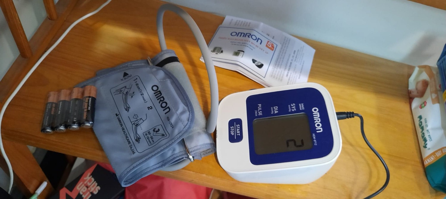 Máy đo này rất dễ sử dụng cho mọi người: thao tác lắp đặt và vận hành đơn giản. Có hình mình họa cách đặt vòng quấn tay (vòng bít) sao cho chính xác. 
Màn hình hiển thị kết quả đo của 2 chỉ số là huyết áp và nhịp tim.
Đóng gói sản phẩm cẩn thận, có tặng kèm vỉ 4 viên pin. 
Giá thành khá ổn vì đã bao gồm cả bộ đổi nguồn. Trọng lượng máy cũng nhẹ (~350 gram nếu có pin). 
Nếu ở nhà thì nên dùng bộ đổi nguồn để cắm điện 220V và dùng trực tiếp. Nếu đi du lịch thì nên mang theo pin.