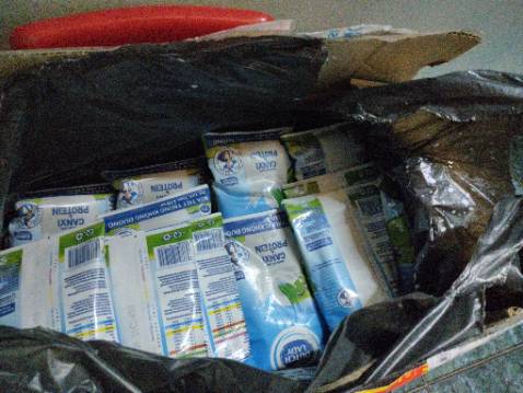 Đặt tiki trading mà gói tệ, bịch sữa bị thủng đổ, gói bọc bì niông k đảm bảo được hàng bên trong, đổ sữa tràn vào thùng rất tệ không nên mua nha