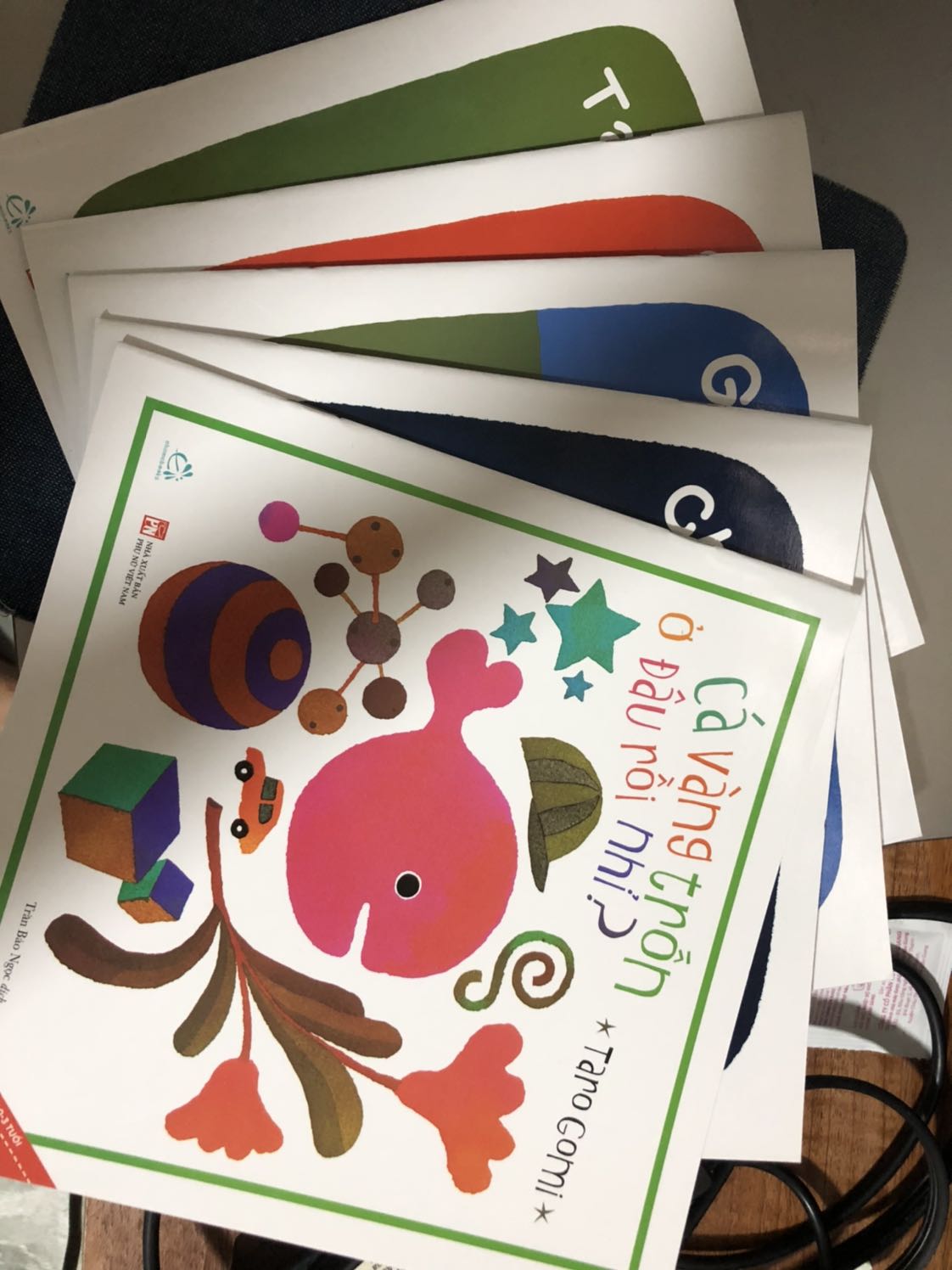 Sách khá hay. Màu sắc thu hút. Em bé nhà mình rất thích ehon. Cứ mỗi lần nhìn thấy là cười tít mắt lại