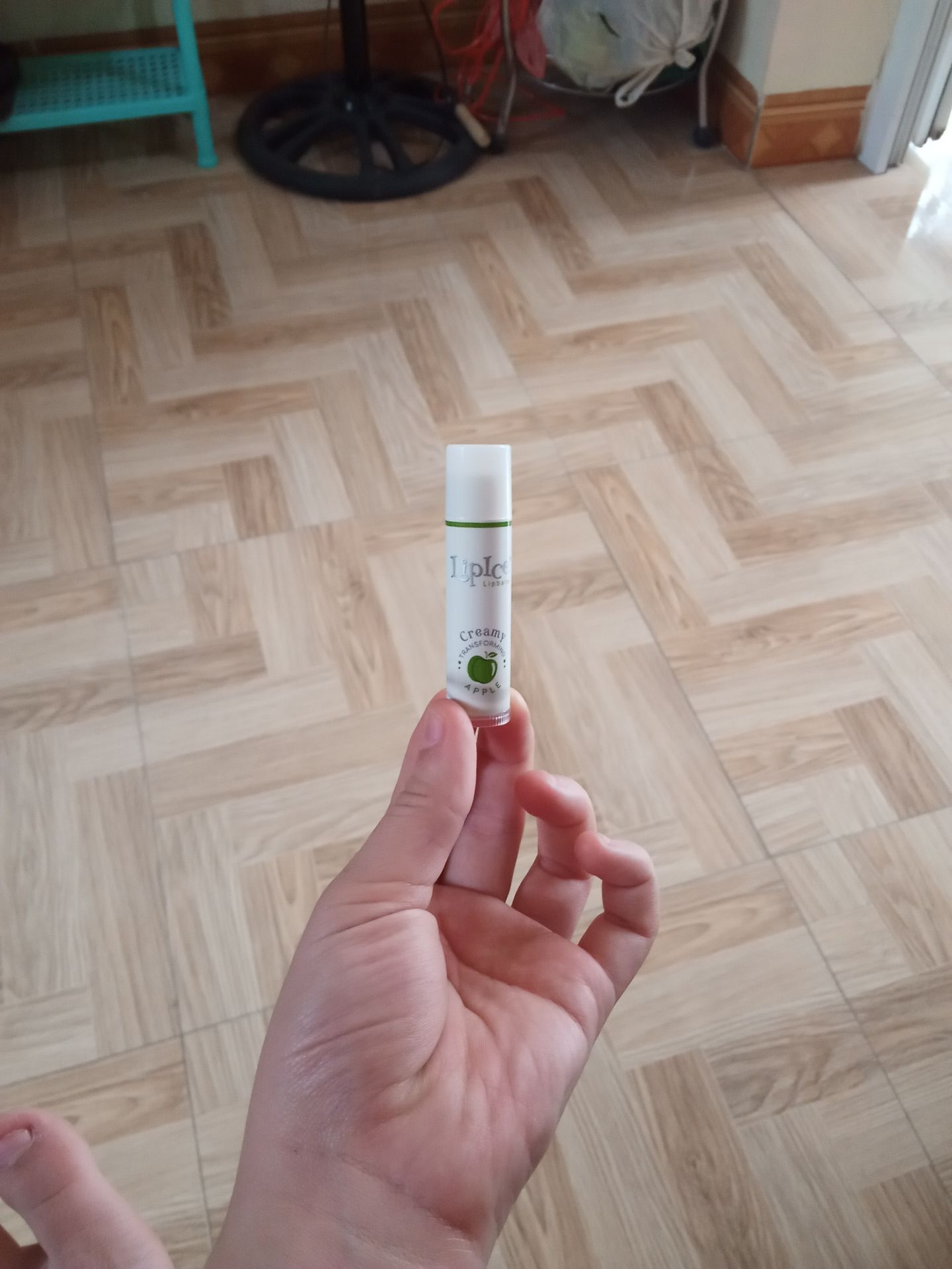 son đánh lên môi rất mềm, mùi táo thơm dịu nhẹ, cây son cầm rất chắc tay, nhìn rất đẹp và xesang. Tiki đợt này giao hàng hơi lâu một chút, gần một tuần mình ms nhận đc hàng nhưng bù lại chất lg sp rất ưng ý, hơn nữa bác shipper của NJV cũng rất thân thiện nữa.