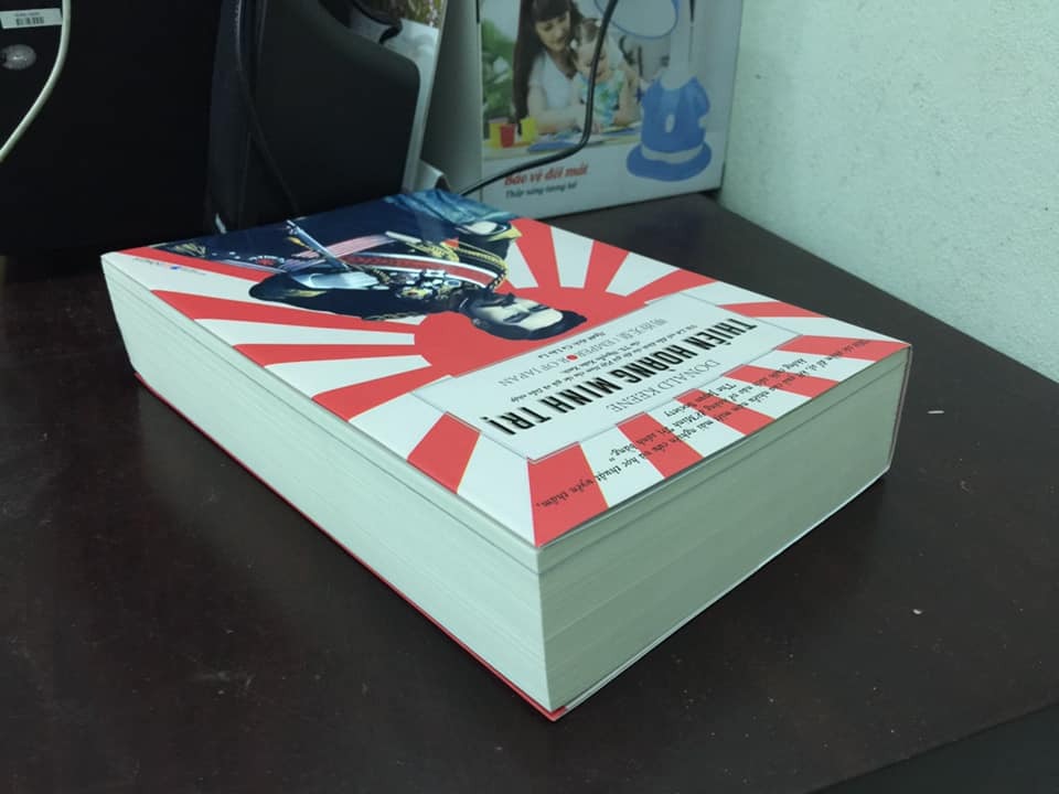 Tiki giao hàng nhanh, sách đẹp rất đẹp. Nội dung thì tôi chưa đọc nhưng khi đọc thông tin về tác giả đã dành phần lớn cuộc đời cho nước Nhật thì tôi nghĩ sẽ là một quyển sách không thể thiều với những ai yêu thích nước Nhật.
Sách nhẹ nhưng rất khá dày, hơn 1000 trang, mà bìa có vẻ quá mềm dễ bị hằn vết gấp, tôi muốn đổi sang bìa cứng không biết có được không?