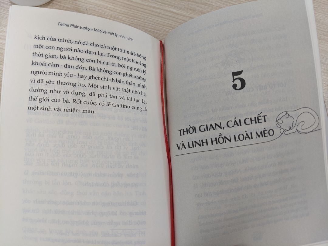 Sách bìa cứng, nhỏ gọn, đẹp, có dây vải đánh dấu trang. Về nội dung thì đối với mình là khá hay, tác giả đã đưa kiến thức triết học của nhiều tác gia nổi tiếng  vào tác phẩm, kết hợp để lý giải cũng như đánh giá về "hành động và suy nghĩ" của loài mèo. Có vẻ như loài mèo không cần đến triết học như con người, vì nó chỉ cần là chính nó là được :))