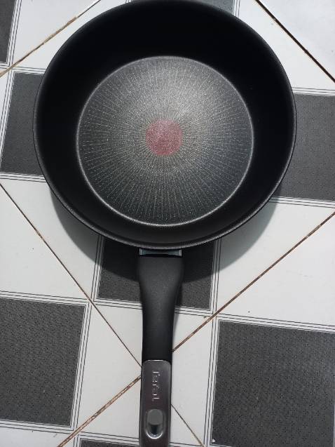 Sản phẩm chống dính tốt, cầm chắc, nặng tay, đóng gói cẩn thận, tặng thêm 1 chảo sâu lòng, rất hài lòng.