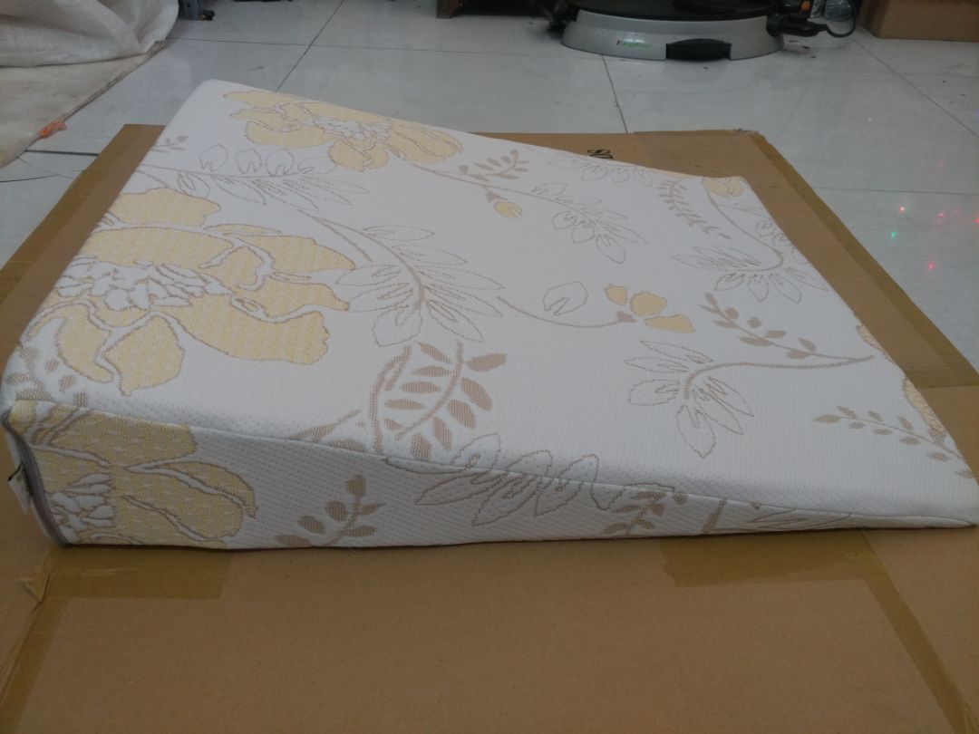 Gối như quảng cáo, đúng kích thước, đẹp như hình luôn. Trải nghiệm 2 đêm đầu tiên là dễ nằm, ngủ dậy không bị đau đầu hay vai gáy như mình tưởng, trào ngược thì bắt đầu thấy có giảm, cảm giác họng đỡ rát hơn rõ rệt. Ai bảo cứ gối cao là đau đầu thì nên nghĩ lại