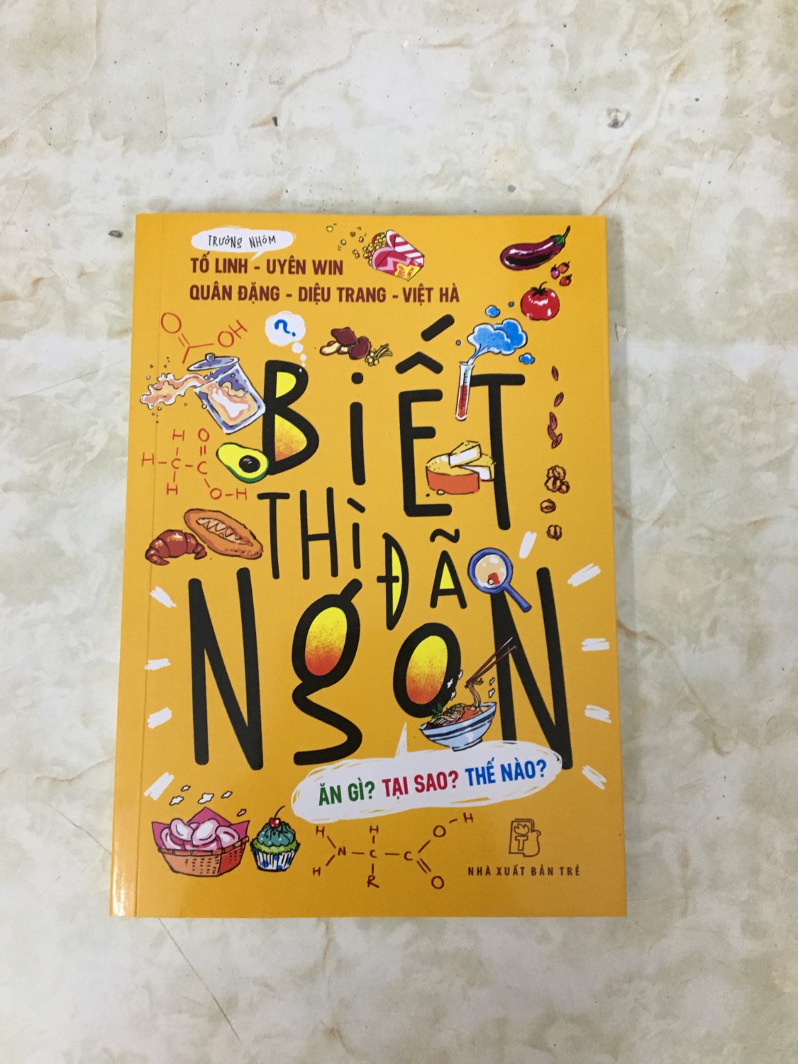 Cuốn sách dễ thương, nhưng cũng chứa rất nhiều kiến thức khoa học được trình bày với một văn phong rất dễ hiểu và hài hước dưới ngòi bút của tác giả Tố Linh - một nghiên cứu sinh ở Mỹ và các cộng sự.