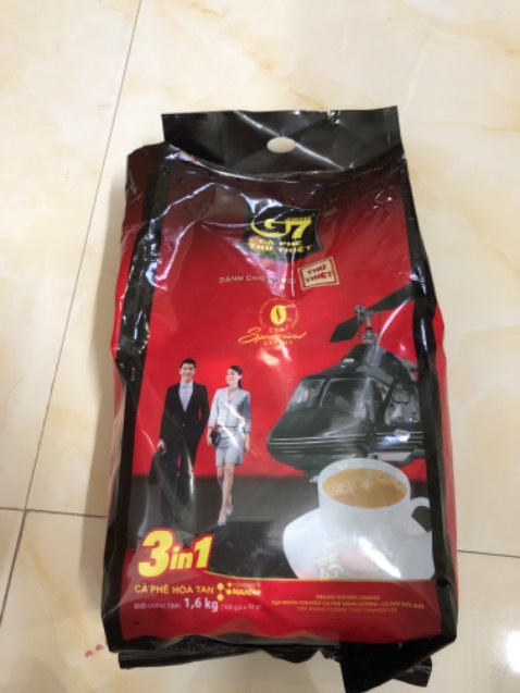 Shop đóng gói cẩn thân.lại còn tặng mã giảm giá hấp dẫn nữa cho nên tính cả phí ship rẻ hơn mua ở ngoài cửa hàng gần 20k ..loại 100 gói này vẫn giữ nguyên vị như loại 50 gói .có điều bao bì là loại đóng gói túi dài miệng nhỏ nên tiện lợi khi đổ vào cốc hơn là loại đóng gói hình chữ nhật miệng rộng của túi 50 gói vì miệng rộng cà phê dễ *** ra ngoài.cảm ơn shop.chúc shop buôn may bán đắt Shop đóng gói cẩn thân.lại còn tặng mã giảm giá hấp dẫn nữa cho nên tính cả phí ship rẻ hơn mua ở ngoài cửa hàng gần 20k ..loại 100 gói này vẫn giữ nguyên vị như loại 50 gói .có điều bao bì là loại đóng gói túi dài miệng nhỏ nên tiện lợi khi đổ vào cốc hơn là loại đóng gói hình chữ nhật miệng rộng của túi 50 gói vì miệng rộng cà phê dễ *** ra ngoài.cảm ơn shop.chúc shop buôn may bán đắt