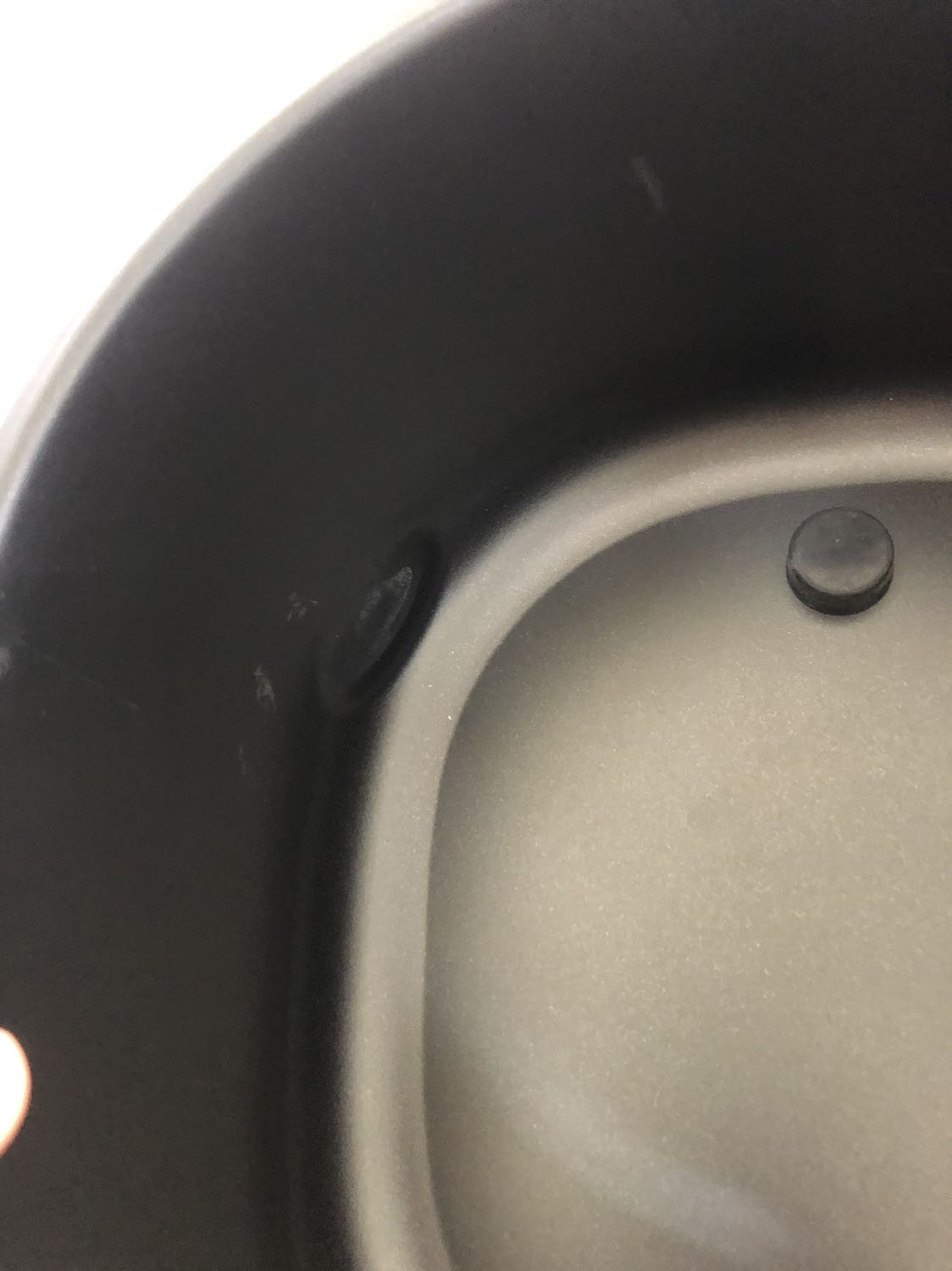 không biết shop làm kiểu gì mà giao tới nơi cái nồi bị móp vậy.màu đỏ sẽ đẹp hơn đen.còn chất lượng thì phải cần thời gian để chứng minh tốt hay ko.nói hàng của hãng còn nguyên trong thùng chưa khui nhưng mở ra thì thấy bên trong bị như vậy.rất mong phản hồi của shop