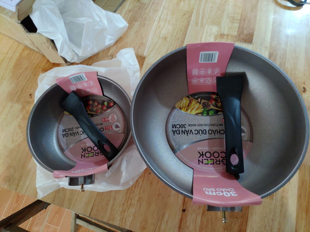 Chảo được tháo cán ,nên đóng gói rất tốt và thuận tiện ( không như *** hãng khác ).