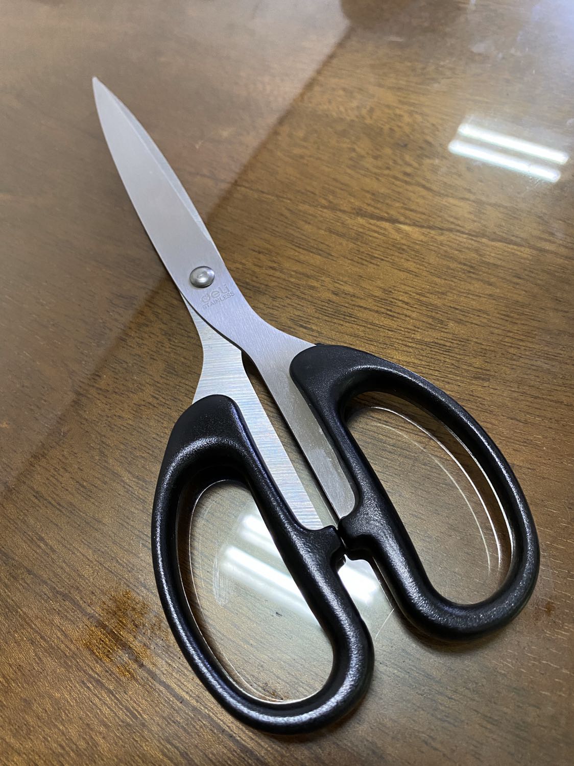 Tiki giao hàng nhanh. Đóng gói cẩn thận.
Kéo chắc chắn, cắt rất sắc