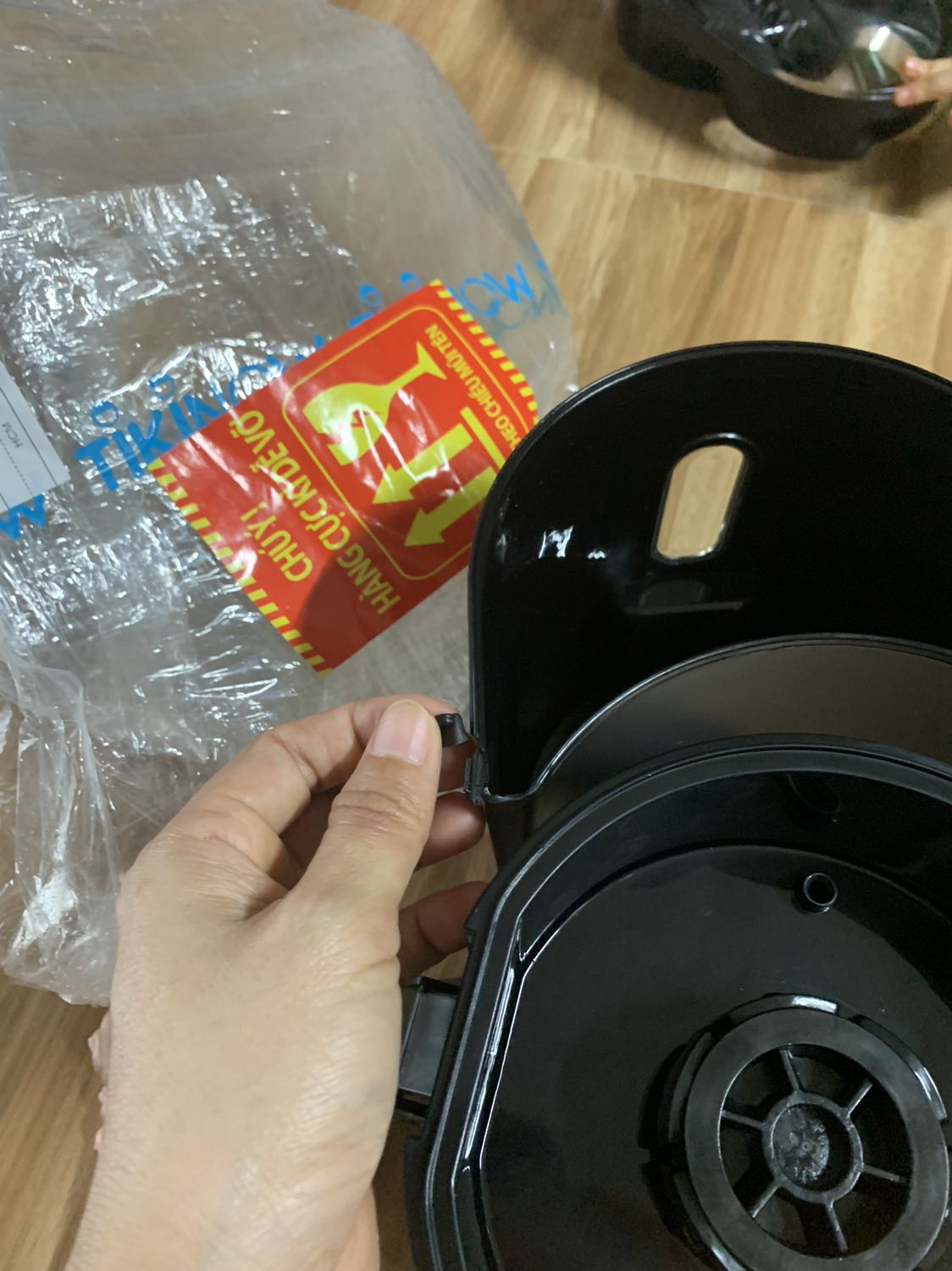 vừa khui hang ra đã bể rôi, may ep công suât cao nên ồn, và ep củng ko het , phần xác vẫn lợn cợn những miếng to chưa đuoc ep đã quăng thải ra, phần nhựa ko dẽo , có vẽ giòn , nên vân chuyên đên tay khui ra đa vỡ 1 vai miêng vụn