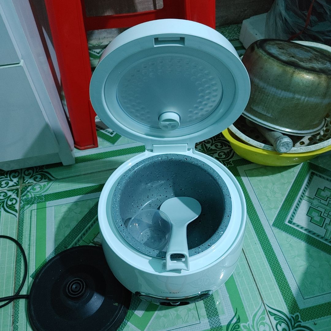 Nhỏ xinh.
Phù hợp ở trọ một mình hoặc 2ng.
Để khử mùi nhựa mọi người nên cho chút nước vô nồi rồi vắt nửa trái chanh sau đó đun sôi khoảng 5' rồi mở lắp 1-2'. Đổ nước đi và rửa sạch lõi nồi rồi mới cho gạo vô nấu.
Nồi nhỏ nên mình khuyên mọi người nên cắm 1bát đến 1bát rưỡi gạo tương đương với 2-3 cái cốc nhựa nhỏ đi kèm với nồi để nấu thì cơm sẽ ngon hơn. Chứ đừng bỏ vô nhiều gạo quá.
Lõi nồi chống dính rất tốt. Nên rửa chỉ cần xả nước là sạch ko cần xài vật dụng để cọ sẽ dẫn đến bong lớp chống dính.