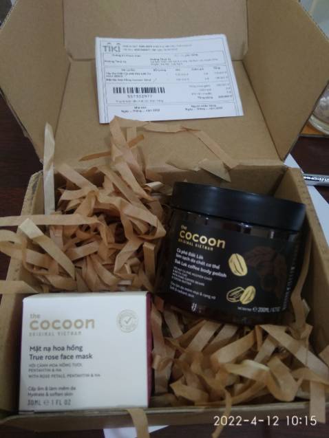 Ui cái mùi cà phê nó thơm quá trời, các hạt cà phê xay nhuyễn khi massage trên da rất đã  luôn. Chắc lần sau mua túi lớn hơn cho tiết kiệm, hihi, sẽ tiếp tục ủng hộ sản phẩm nhà Cocoon nhiều nhiều