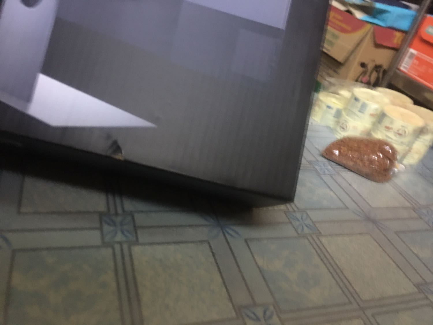 Về Tiki:
 - Giao nhanh, nhưng đưa kình thùng bị lủng 1 ít ngay màn hình thì hơi k thích
 - Lúc mới nhận thì hơi lo do nó lủng 1 lỗ ngay mặt thùng màn hình luôn nhưng may mở ra k bị ảnh hưởng bên trong.
Về sản phẩm:
 - Màn hình phê lắm các bạn, mỏng, đẹp. Bảo hành thì kích hoạt tận 22/04/2023 nên khá ok. Còn về chất lượng thì thời gian sẽ trả lời.
 - Tuy nhiên hình như bị hở sáng thì phải, dòng ultrasharp này hay bị hay sao ấy mà k tránh khỏi nên 4 sao thôi.