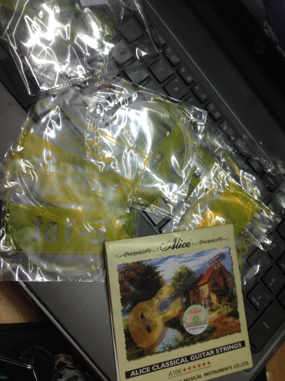 Dây nhựa khá ròn, 3 dây sắt không vấn đề gì. Nhưng dây nilon thì bị đứt dây số 1 dù chưa lên được đúng tone. Quan trọng là chưa đánh được bài nào =(((
Bên mình có chính sách đổi trả không ạ?