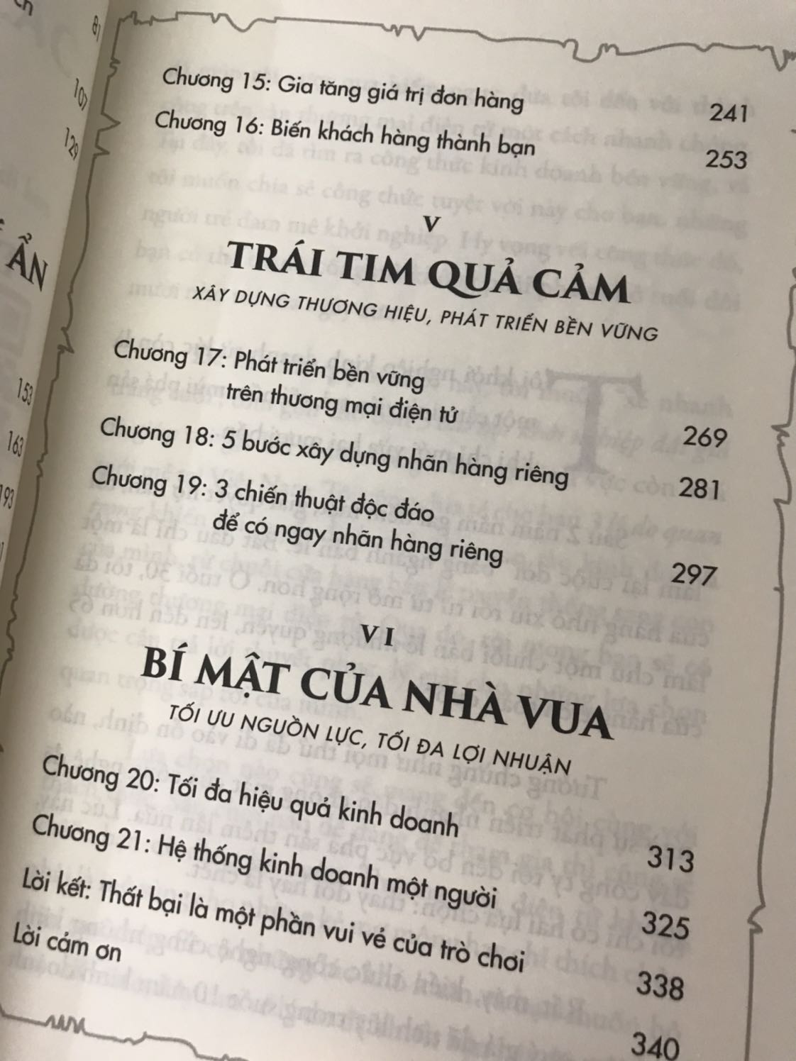 Mình vẫn đọc sách của chú Trần Thanh Phong. Sách vẫn luôn rất thực tiễn, hiệu quả cho người đọc đọc và thực hành. Cá nhân mình khá ấn tượng với phần Trái tim quả cảm, chương Phát triển bền vững trên thương mại điện tử. Cảm ơn tác giả và tiki đã cho mình trải nghiệm tốt.