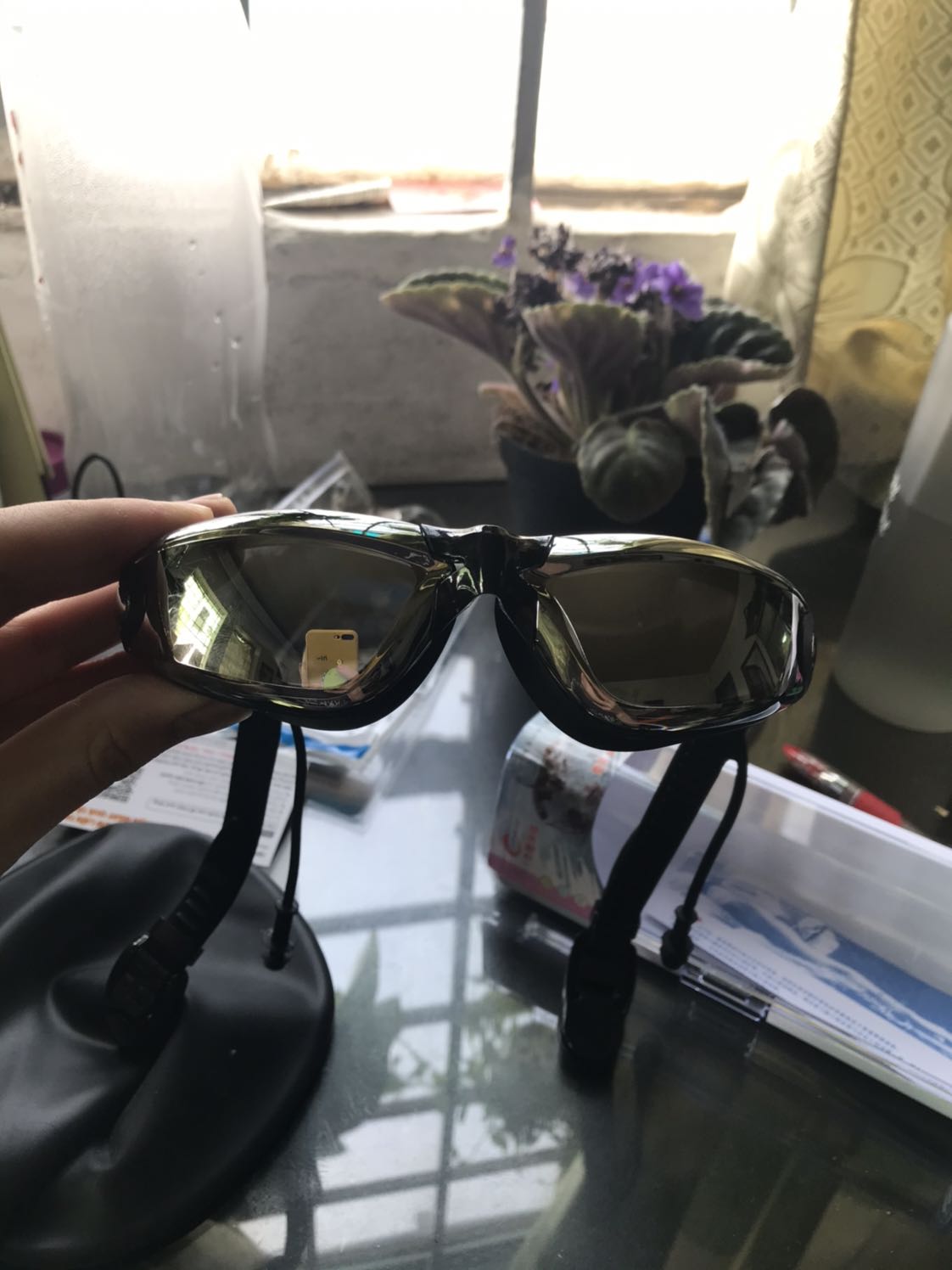 Quá sịn xò so với giá tiền nhé mọi người, đựng trong cái hộp rõ sang trọng, được tặng kèm cái chụp đầu. Kính còn có thêm hai cái dây nhét tai để tránh nước vào tai, mới đeo thử và thấy ưng lắm ạ. 5 sao chi shop nhé ???