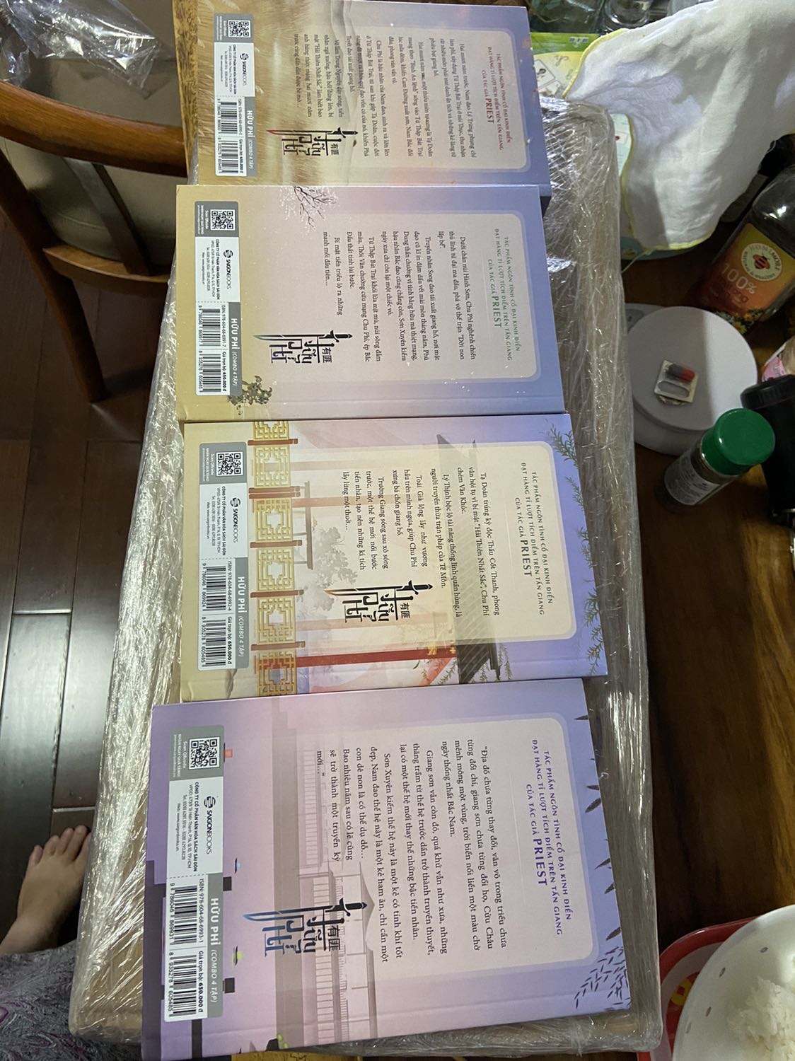 Nói chung là ổn nha mọi người. Cái móc khoá có làm cấn bookmark xíu nhưng ép plastic xong chắc cũng ổn